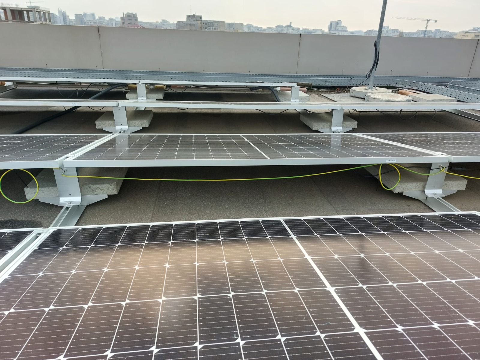 Sistem fotovoltaic pe acoperiș plat, București