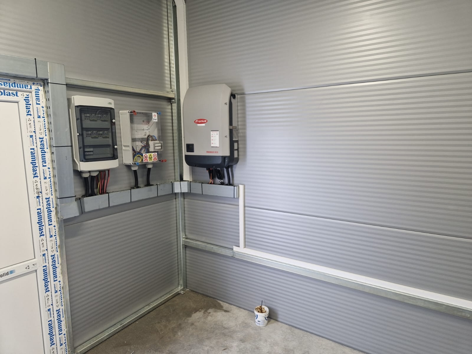 Invertor Fronius Eco și tablouri electrice montate în hală