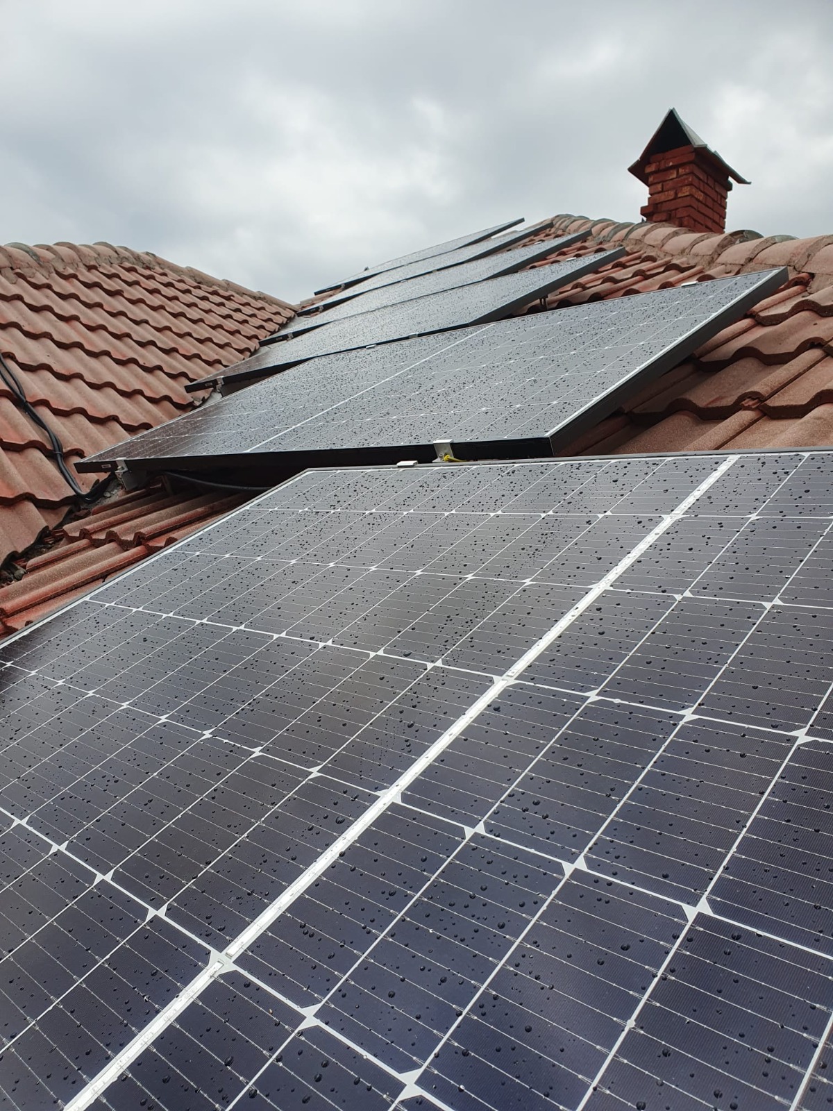 Panouri fotovoltaice montate pe casă cu țiglă ceramică