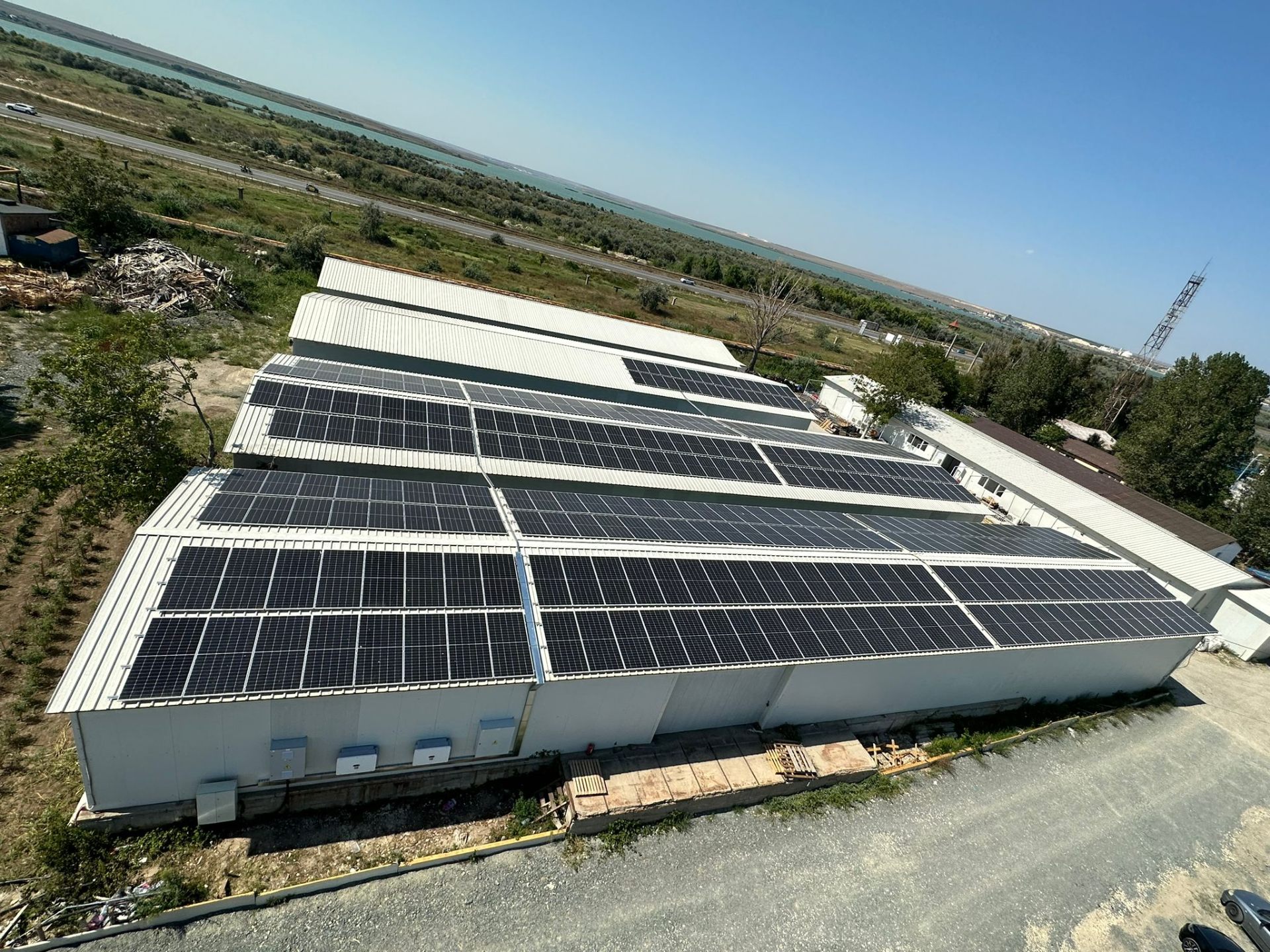 Hală industrială cu acoperire fotovoltaică completă