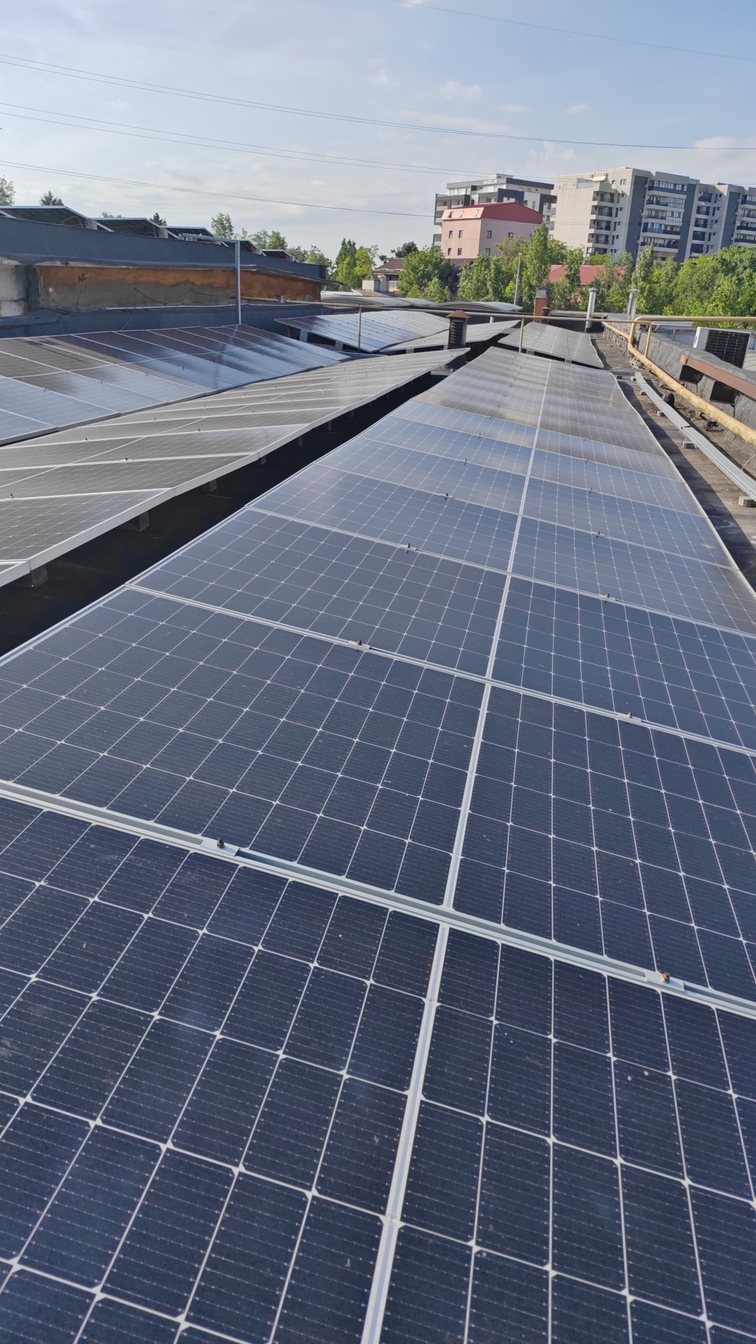 Sistem fotovoltaic comercial pe clădire urbană